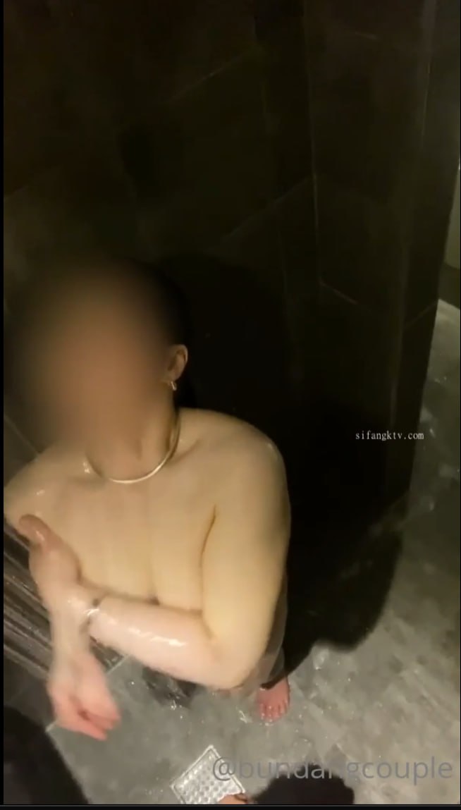 米拉的幸福生活娇小身材非常耐操妹纸 包臀裙开档黑丝袜 跪着舔弄大屌 上位骑乘快速打桩 操到高潮喷水